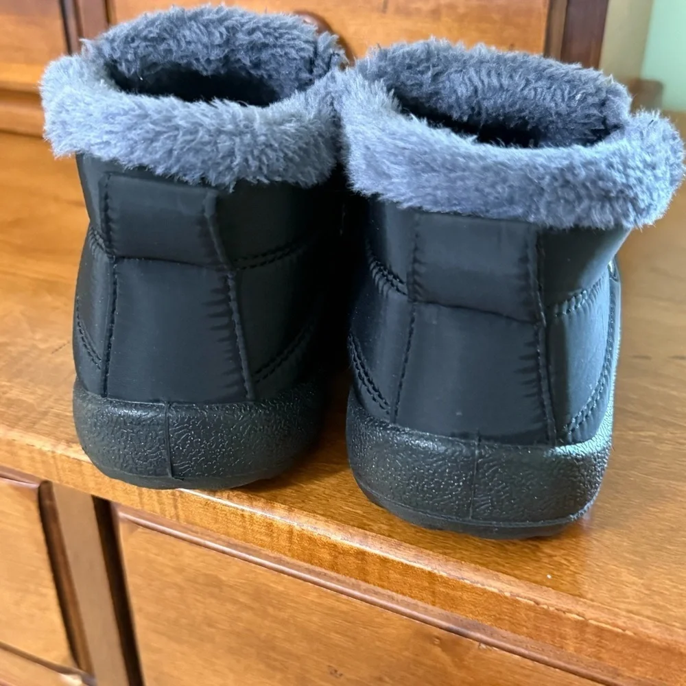 BJ women’s warm and comfortable snow boots black size 9.5 lined with rubber sole